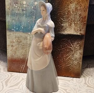 Statue Spain Wheat Field Woman in bonnet Art Sculpture 1988